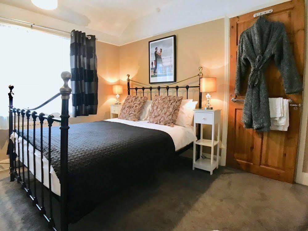 Sw Bed & Breakfast Swindon Dış mekan fotoğraf